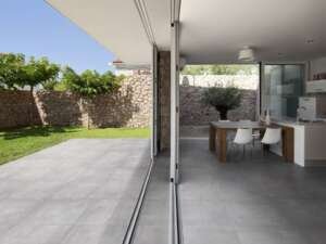 Tips om je keramische terrastegels correct te plaatsen en onderhouden