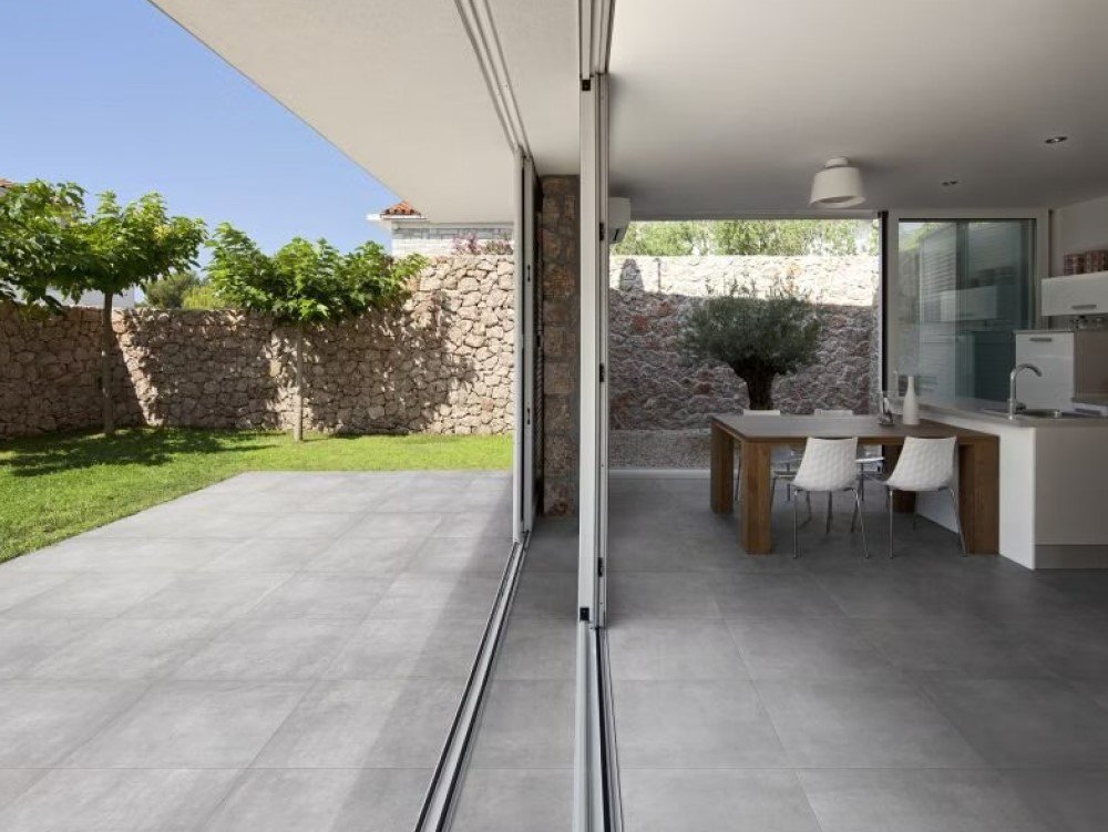 Tips om je keramische terrastegels correct te plaatsen en onderhouden