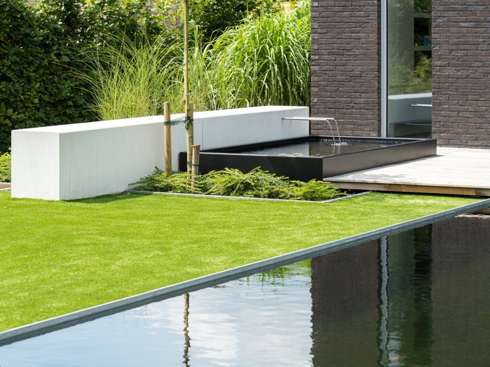 Een vijver aanleggen in je tuin: van terrasvijver tot zwemvijver