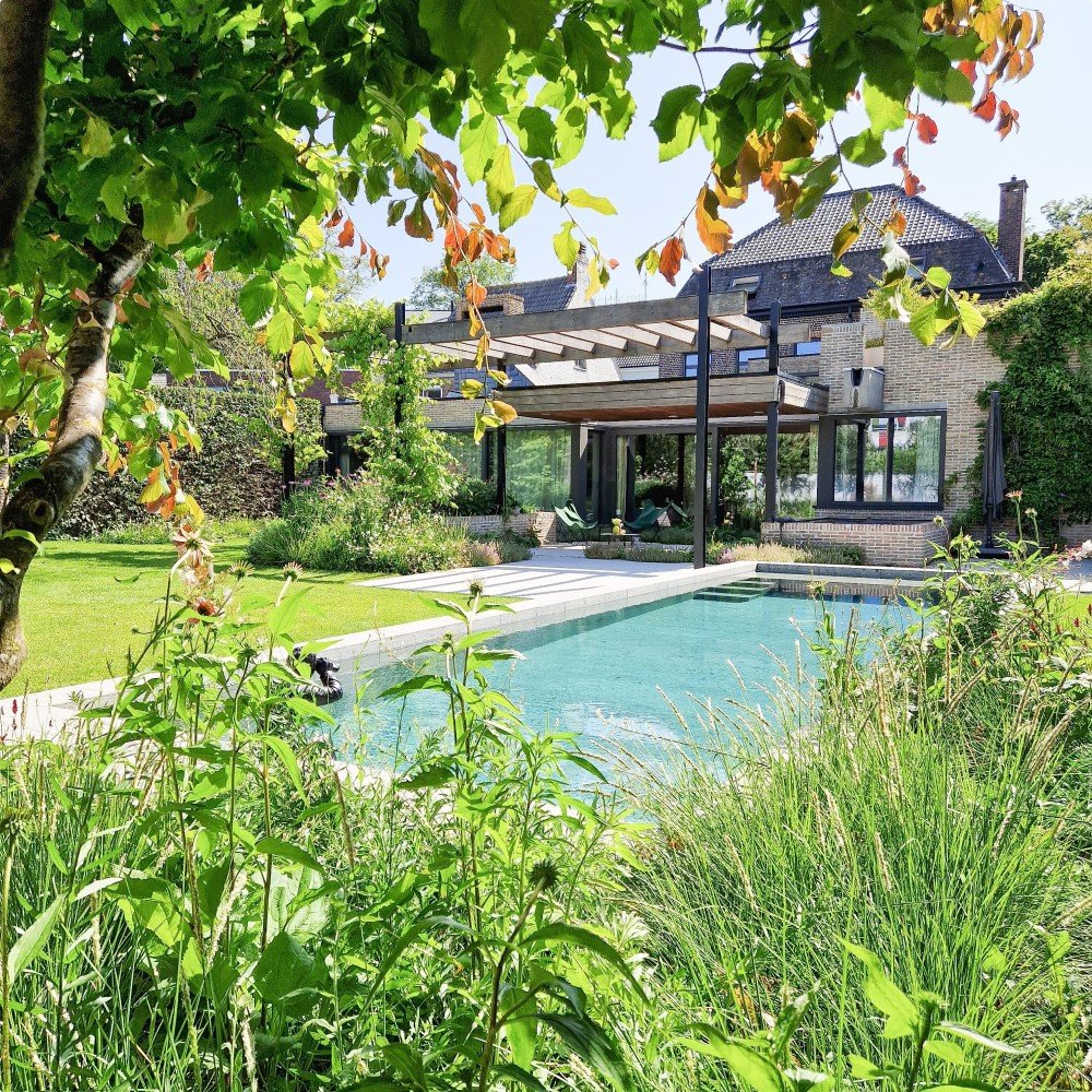 Moderne tuin voor modernistische woning uit de jaren 70